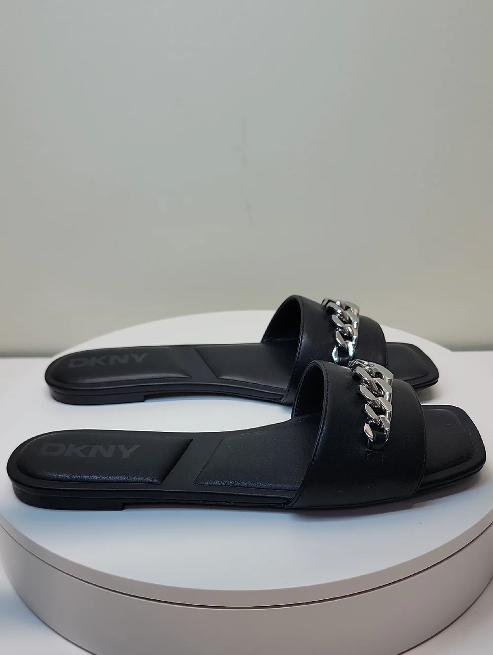 DKNY NEW IN BOX BLACK FLAT SLIDE SUMMER SANDALS W/SILVER CHAIN